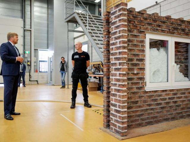 Koning Willem Alexander inspecteert spouwmuurisolatie